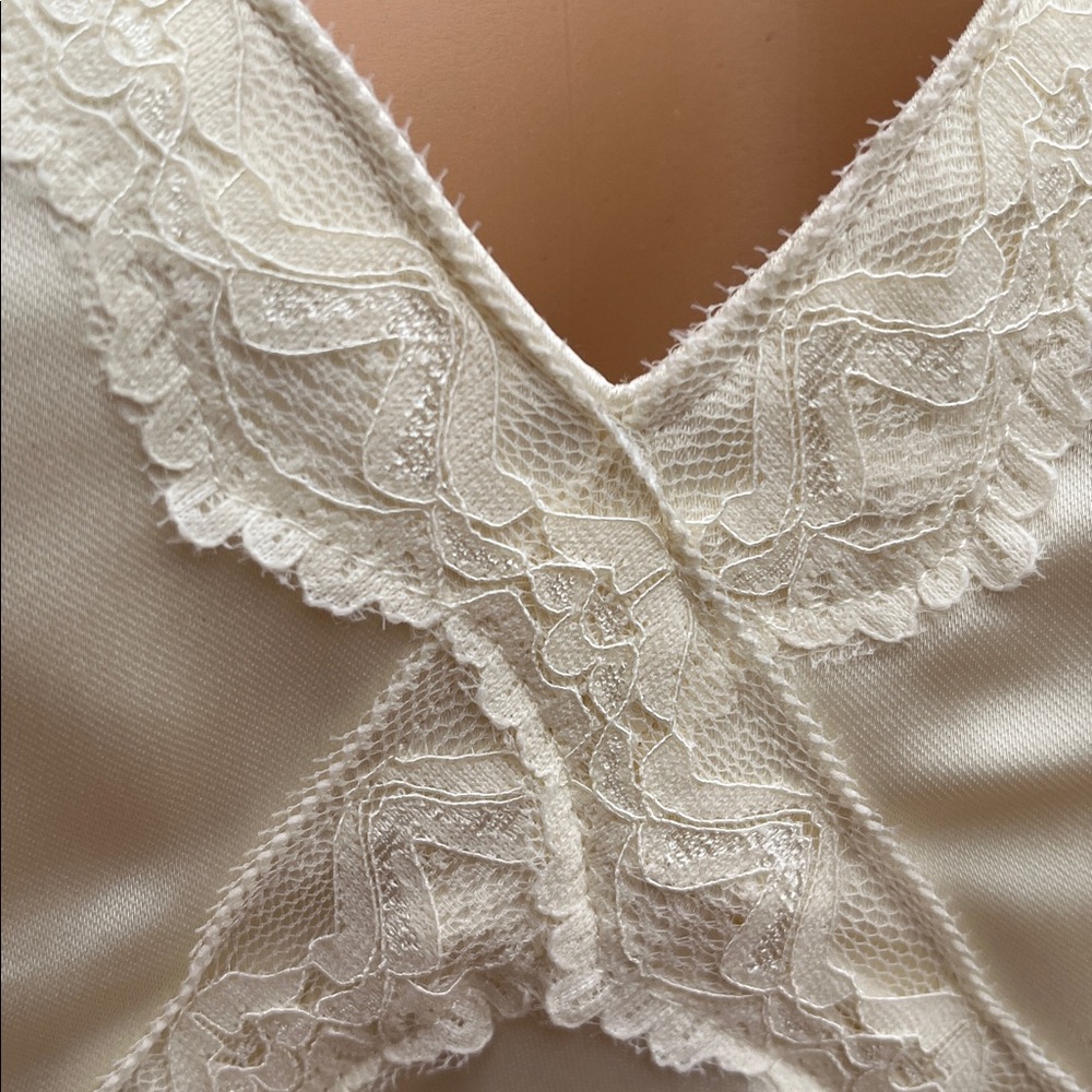 Satin and lace sleeveless gown - Picture 4 of 9